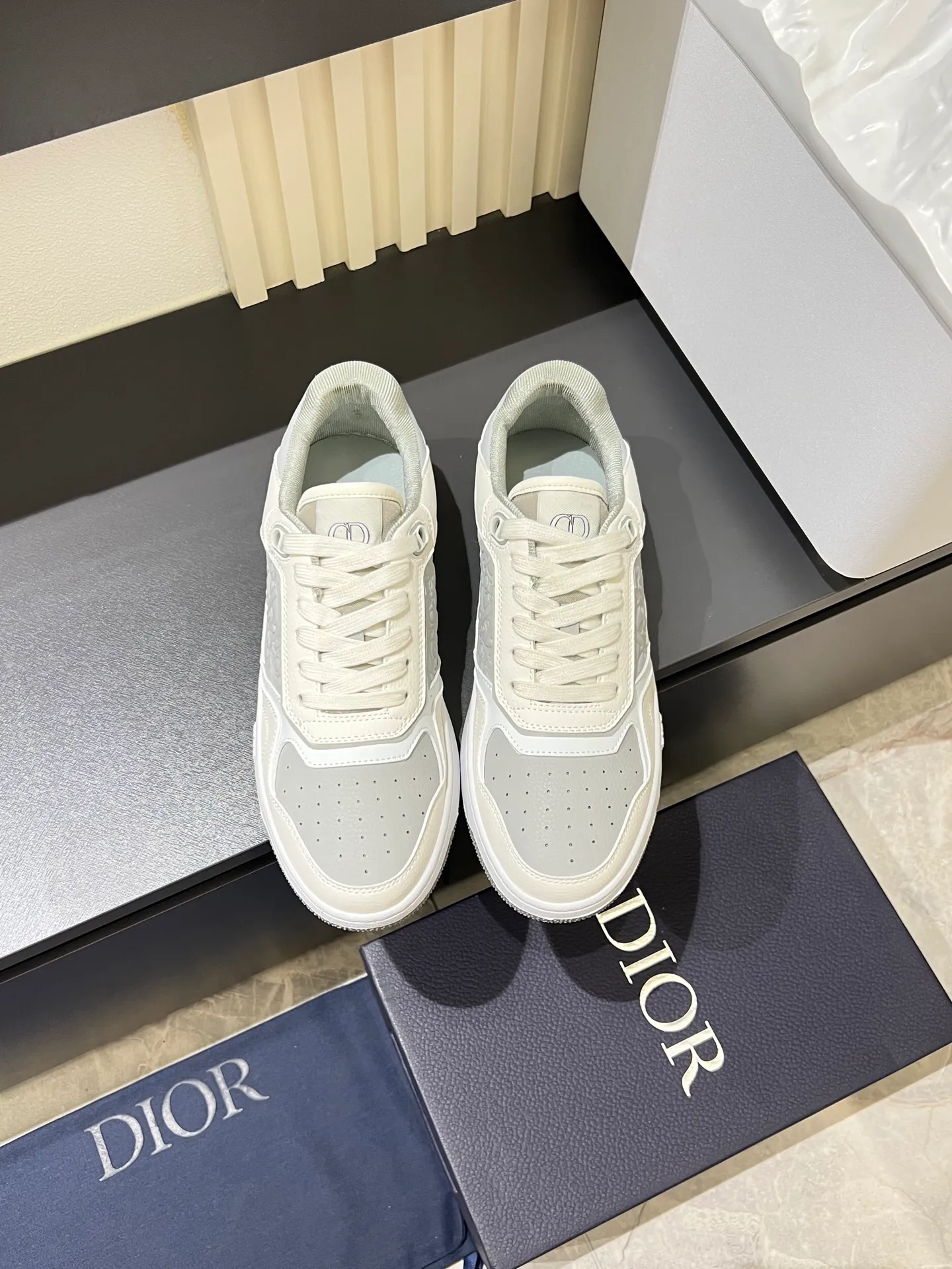 Men's shoes 💰p400 "Dio*" mid-top B27 casual sneakers. This B27 high-top sneaker is a new product in the series and continues Di*r's classic style. Crafted from gray and white smooth calf leather with beige and black Oblique print panels on the sides. The "CD Icon" shaped shoelace eyelets are clever and delicate, and the two-color rubber sole, rear collar and heel are all equipped with the brand's iconic details to enhance the style. Oblique printed straps at the ankle allow for an adjustable fit to complement the overall design. Fashionable and versatile, it can complement any look. Create an exquisite design with unique dynamic vitality and modern atmosphere, presented in low-top and high-top styles. This new must-have shoe adds a new dimension to Dior's archive heritage, embodying modern elegance. Purchase the original version and make it 1:1. If you need top quality, please come to me! Male 38-44!